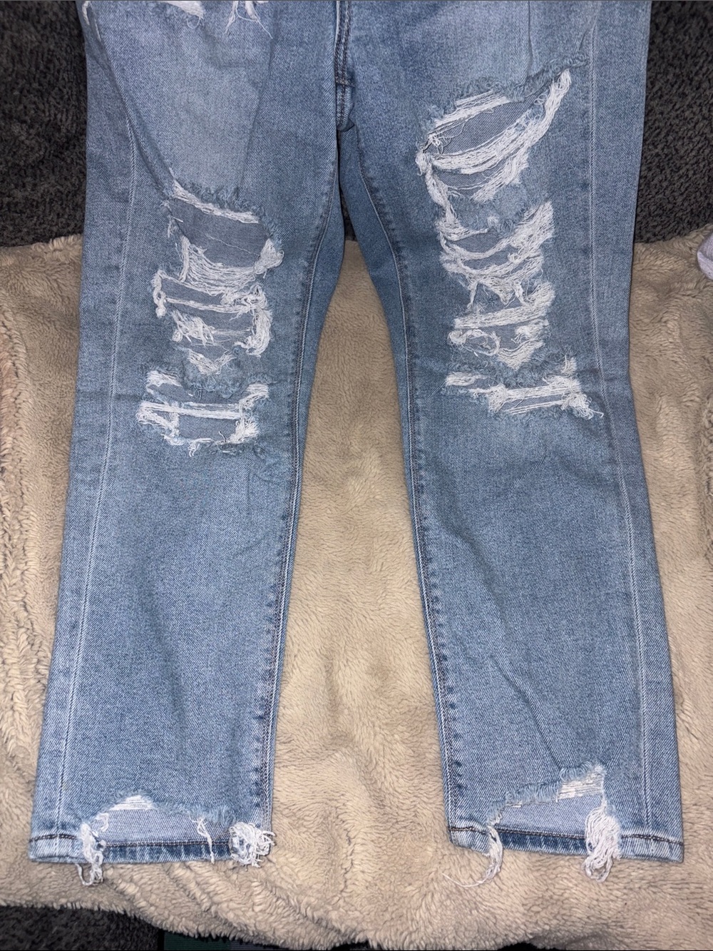 AE Curvy Ripped Mom Jean, Size 6 - Picture 3 of 7